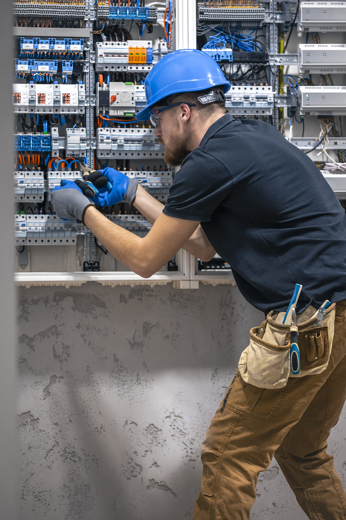 Técnico electricista trabajando en instalación